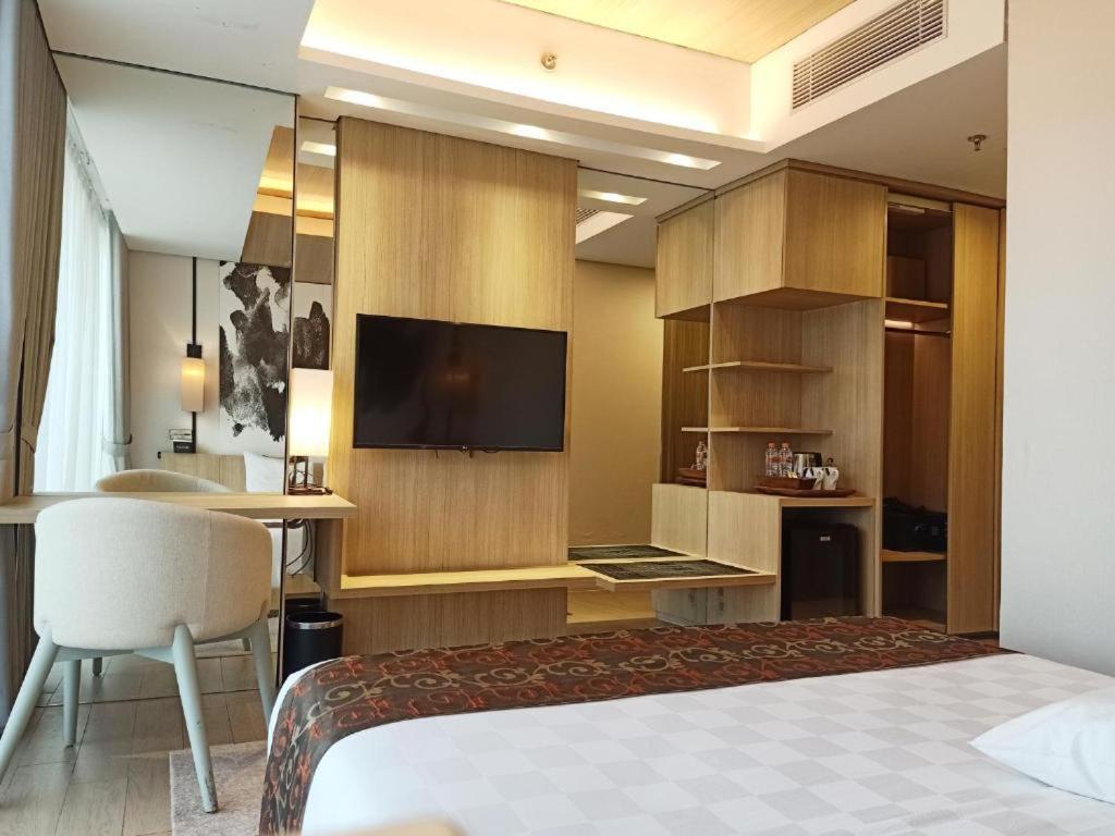 Louis Kienne Cikarang Hotel & Service Apartment เบกาซิ ภายนอก รูปภาพ