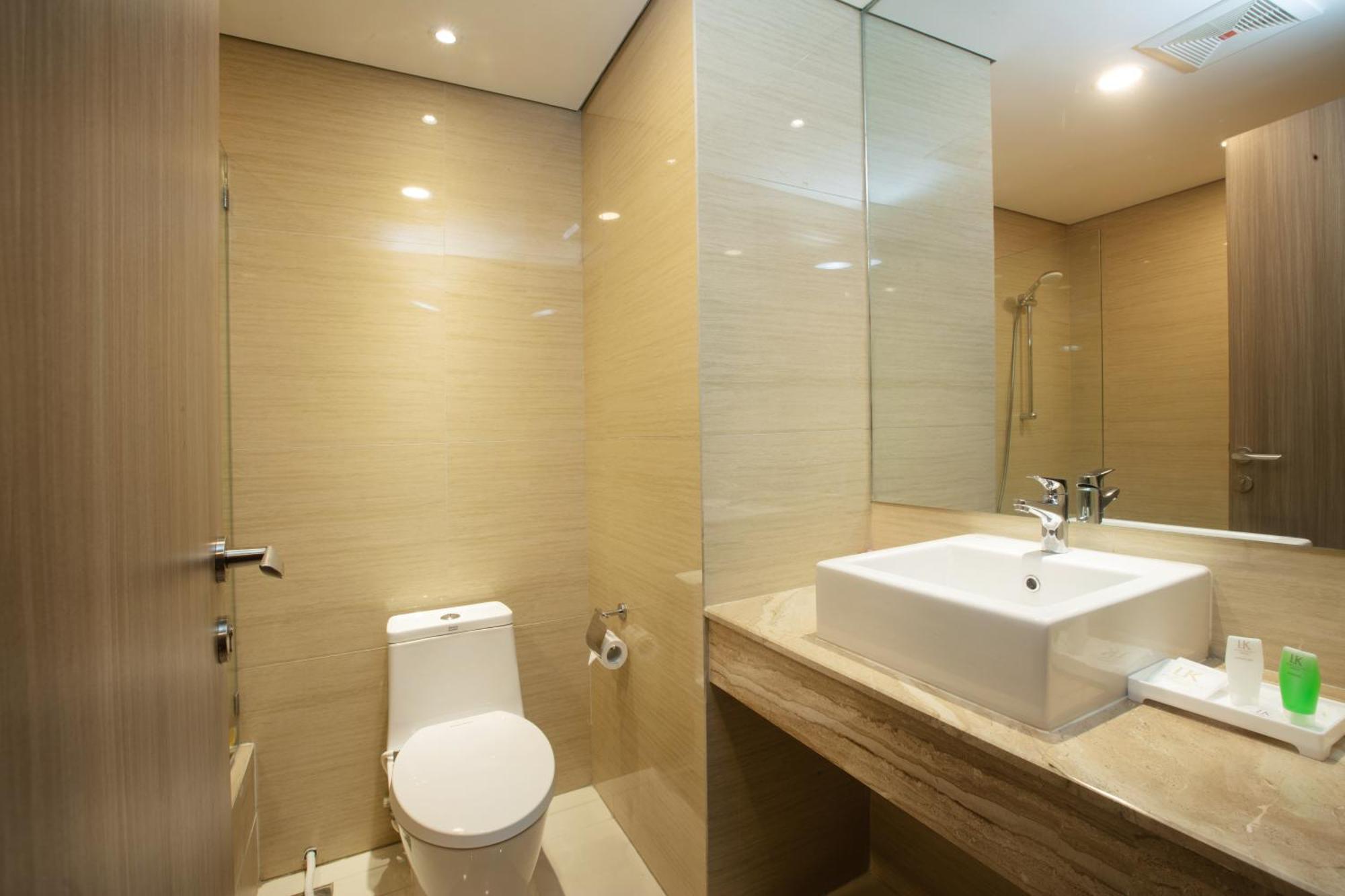 Louis Kienne Cikarang Hotel & Service Apartment เบกาซิ ภายนอก รูปภาพ