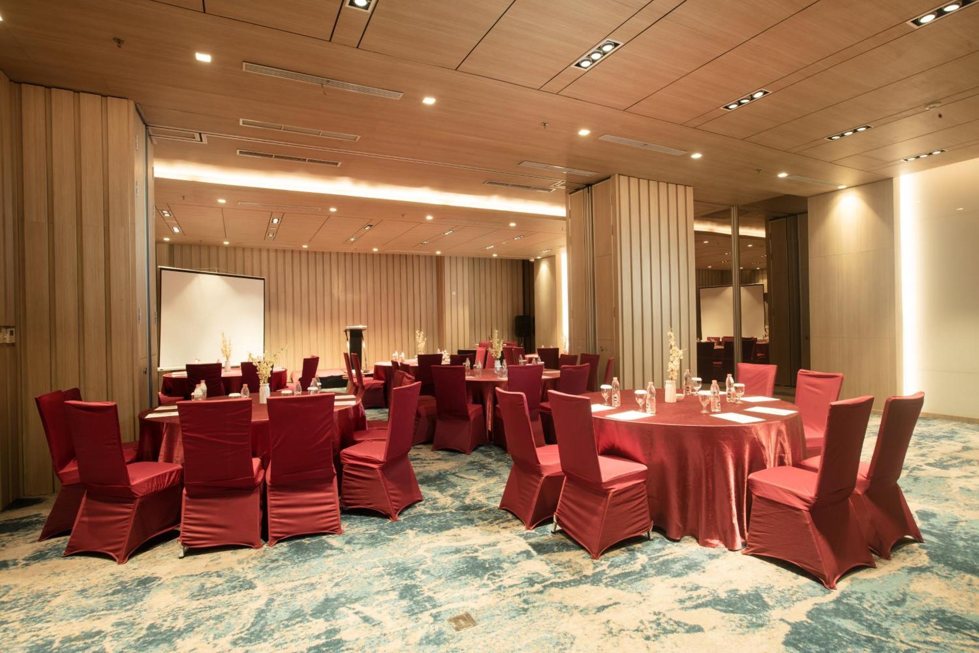 Louis Kienne Cikarang Hotel & Service Apartment เบกาซิ ภายนอก รูปภาพ