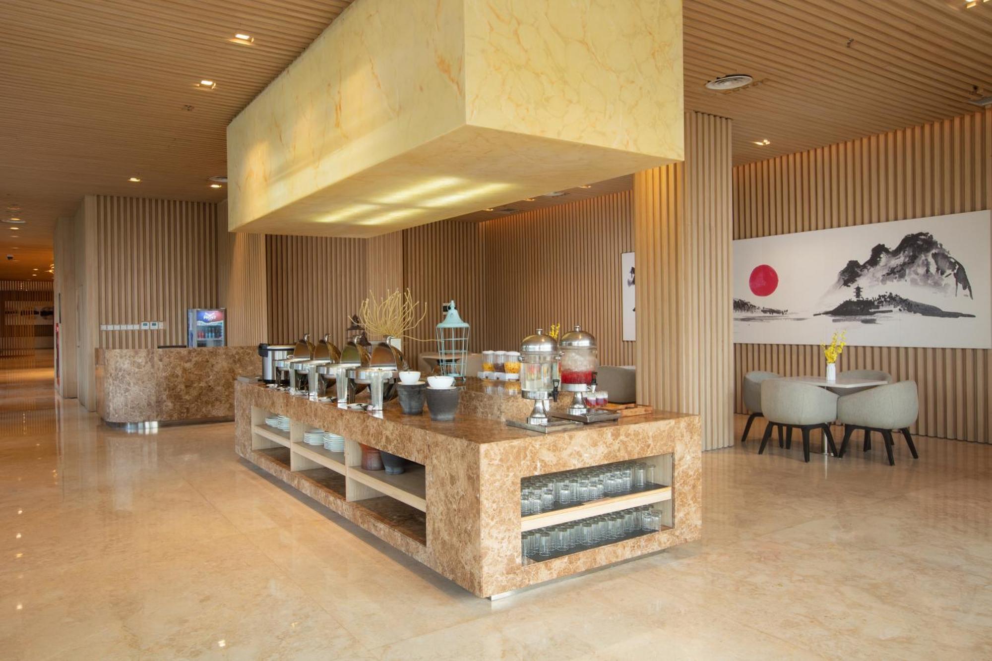 Louis Kienne Cikarang Hotel & Service Apartment เบกาซิ ภายนอก รูปภาพ