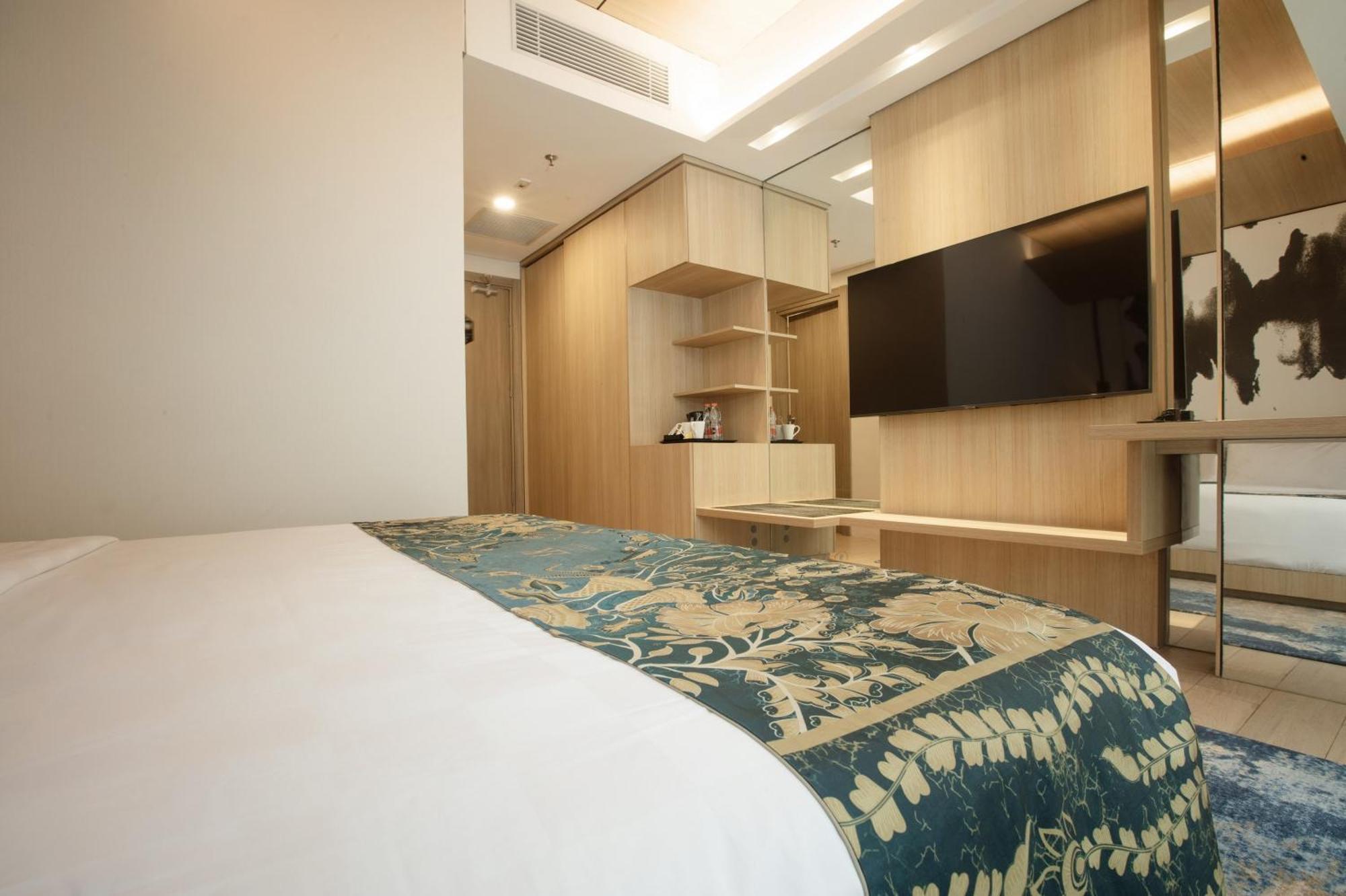 Louis Kienne Cikarang Hotel & Service Apartment เบกาซิ ภายนอก รูปภาพ